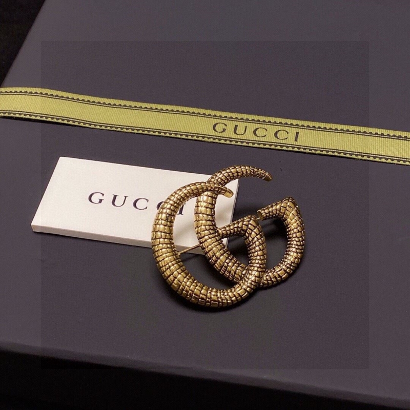 G*u*i brooches